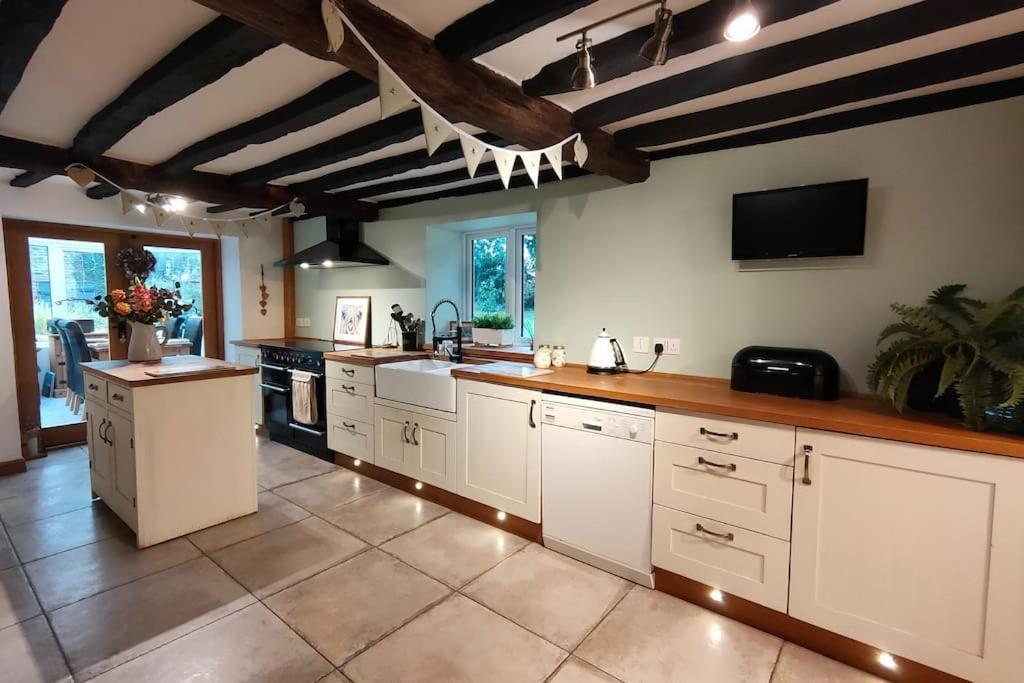 Holiday home Rural With Wood Fired Hot Tub Letwell