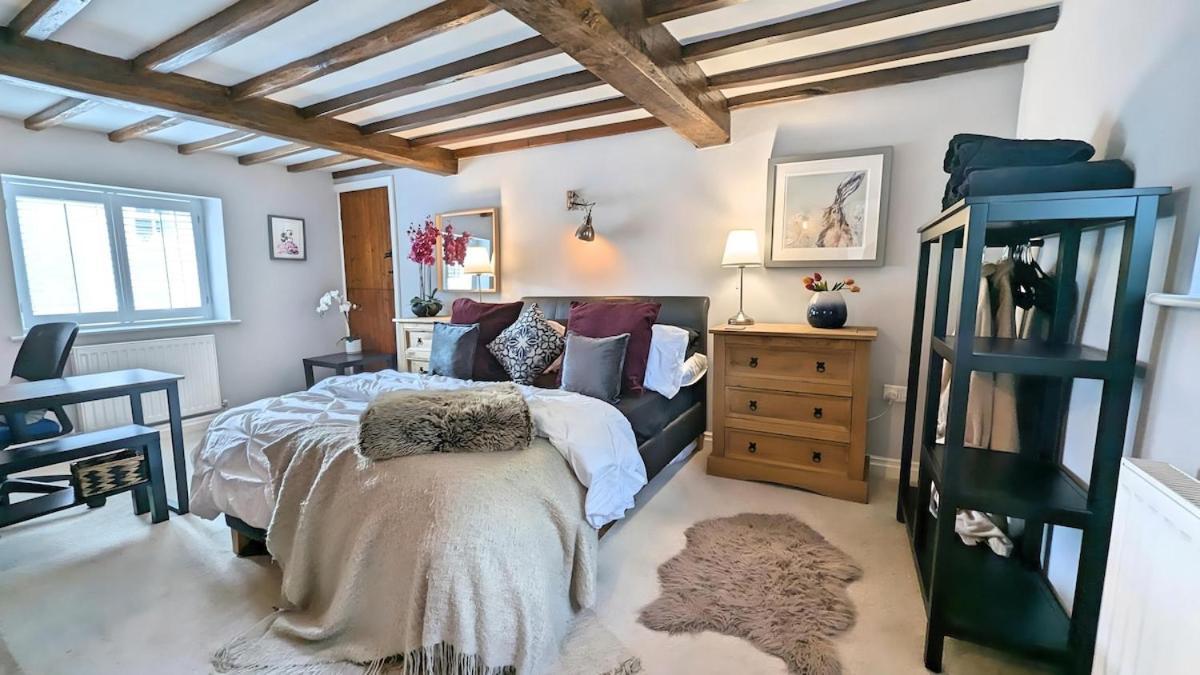 Rural With Wood Fired Hot Tub Holiday home *