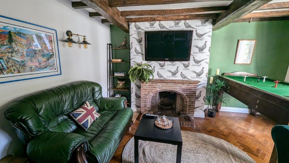 Rural With Wood Fired Hot Tub Holiday home